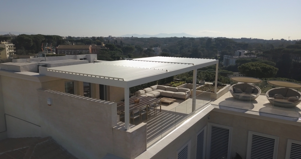 Realizzazione Pergola bioclimatica su terrazzo privato - Pergotenda ...