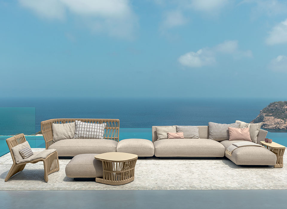 Arredi Talenti su terrazzo affacciato sul mare