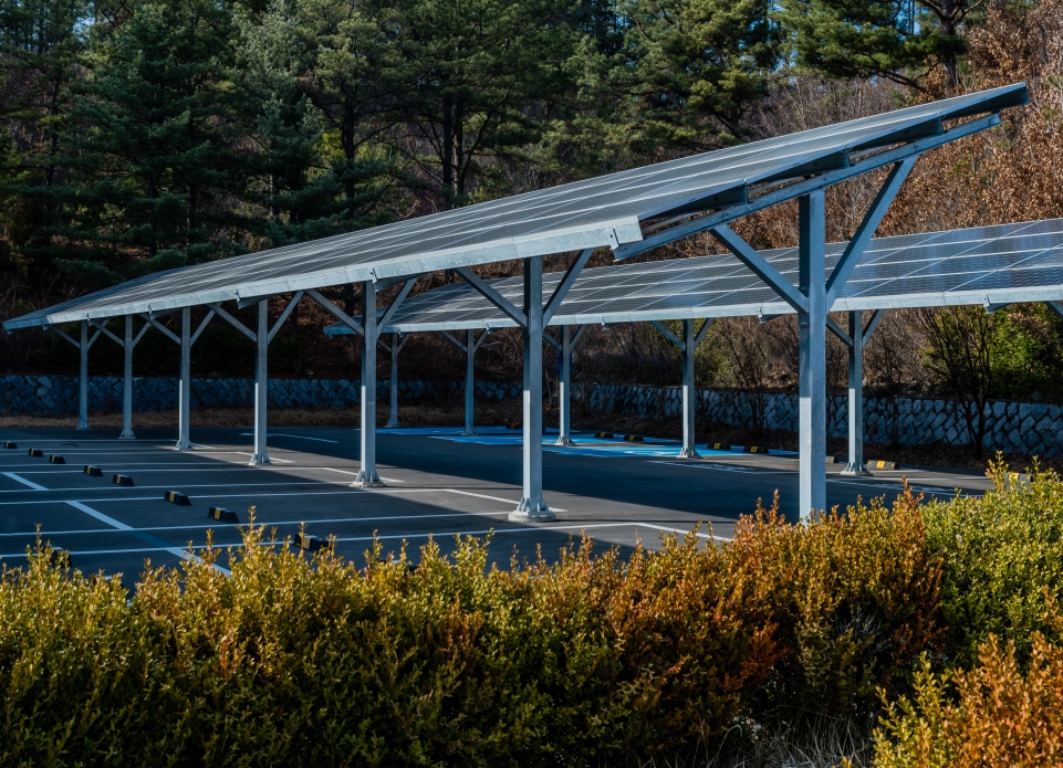 pergola fotovoltaica per auto per risparmio energetico