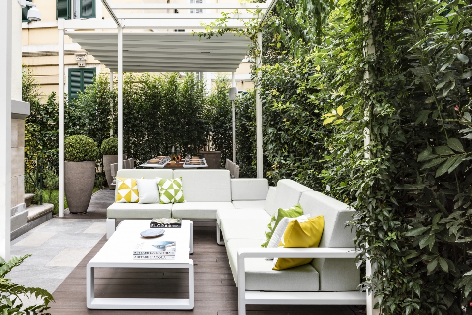 Giardino con pergola Corradi in villino a Roma