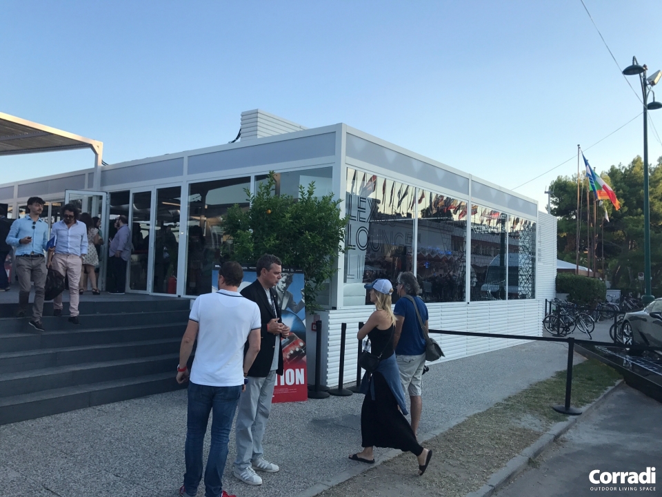 Negozio su strada con pergotenda