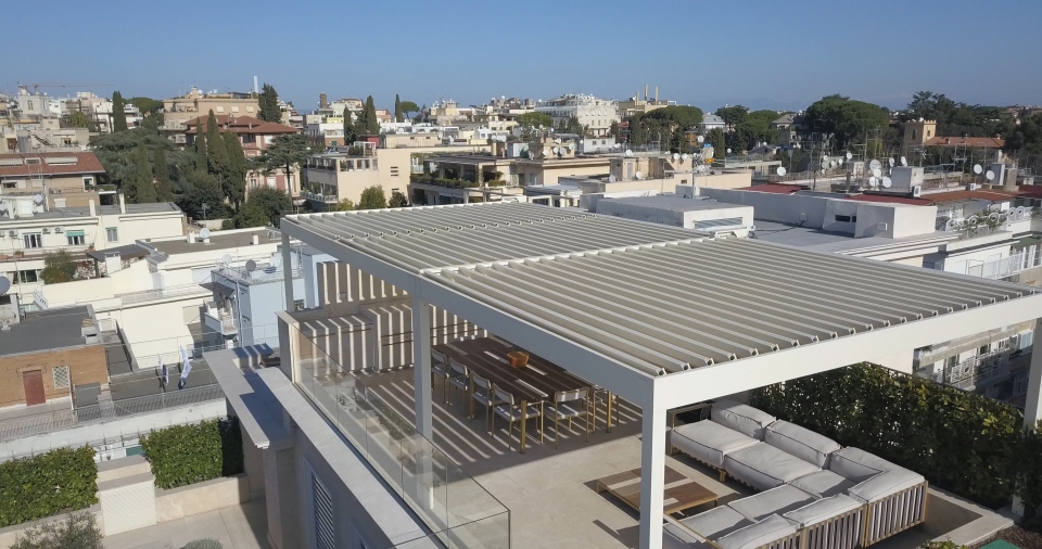 pergola bioclimatica Alba su terrazza di Roma