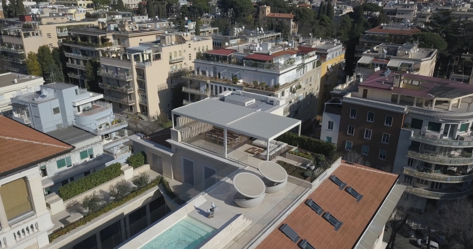 pergola bioclimatica realizzata su terrazzo
