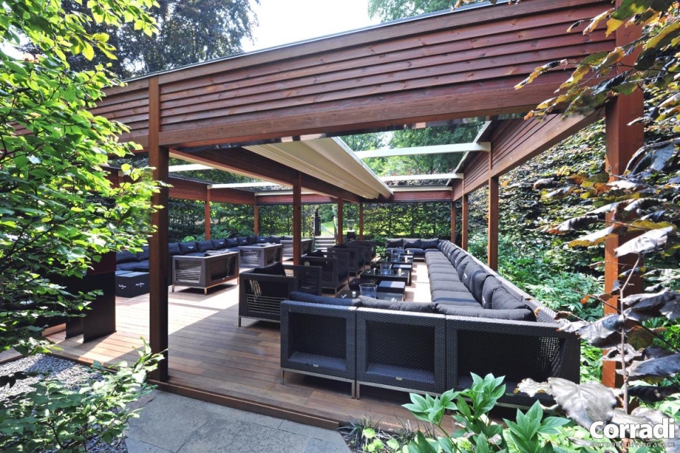 pergotenda autoportante in un giardino