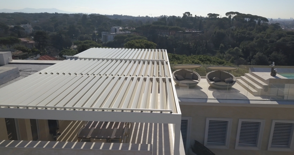 pergola bioclimatica Corradi su attico romano