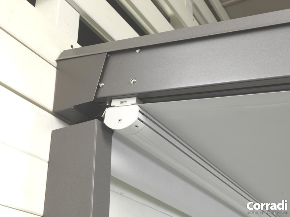 Pergotenda con sistema di chiusura elettrico